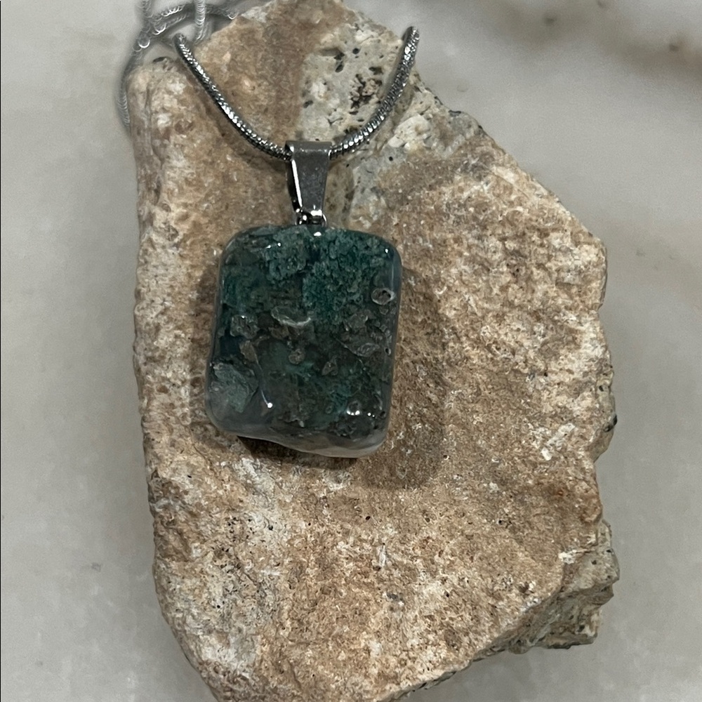 Green Moss Agate Gemstone Pendant Necklace - Picture 2 of 4